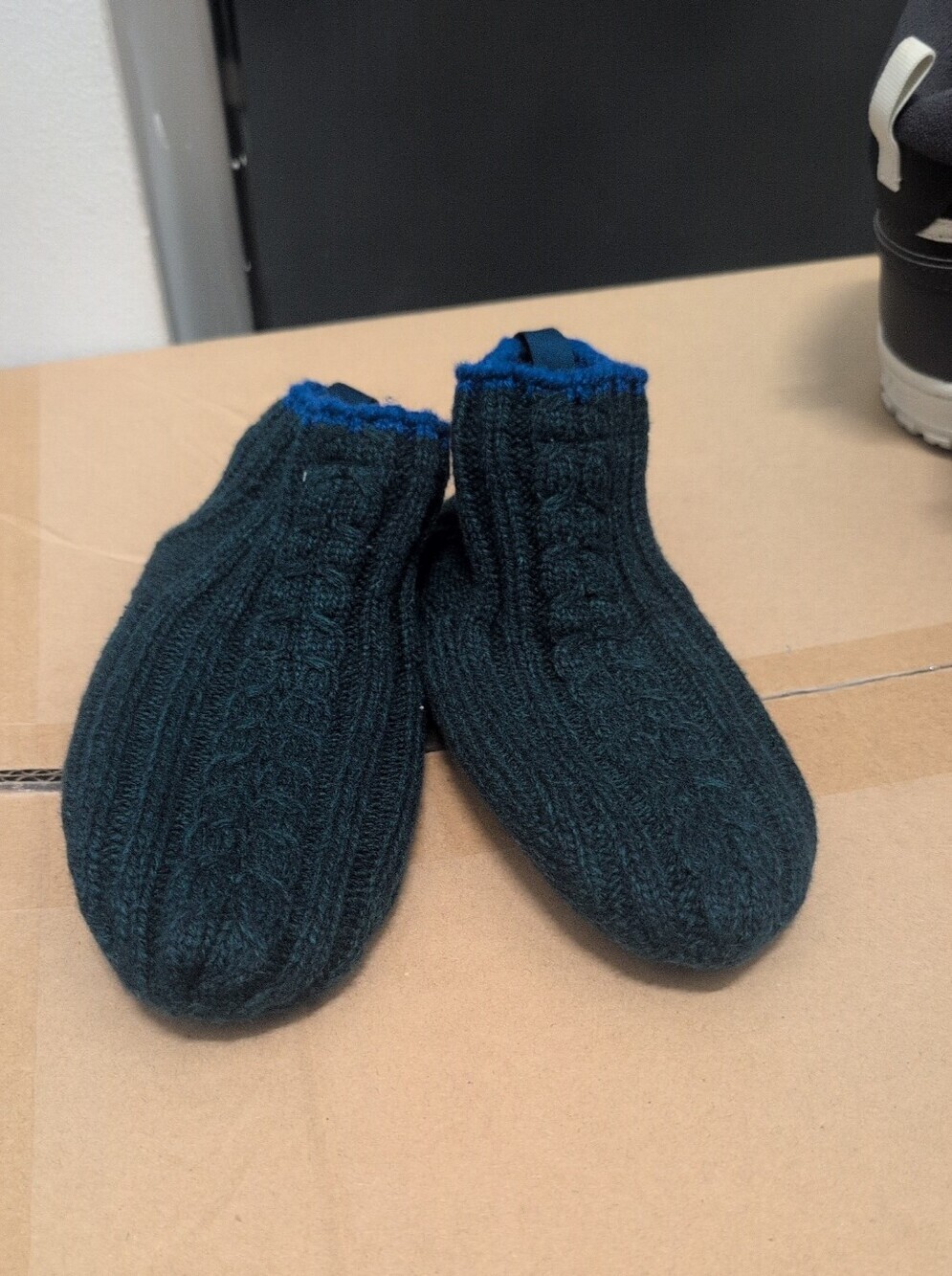 Youth Bombas Slippers Size Y11-13 NWT
